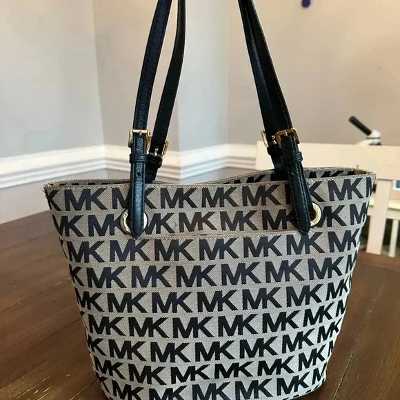 Michael Kors tote + pouch/wristlet - Picture 14 of 16